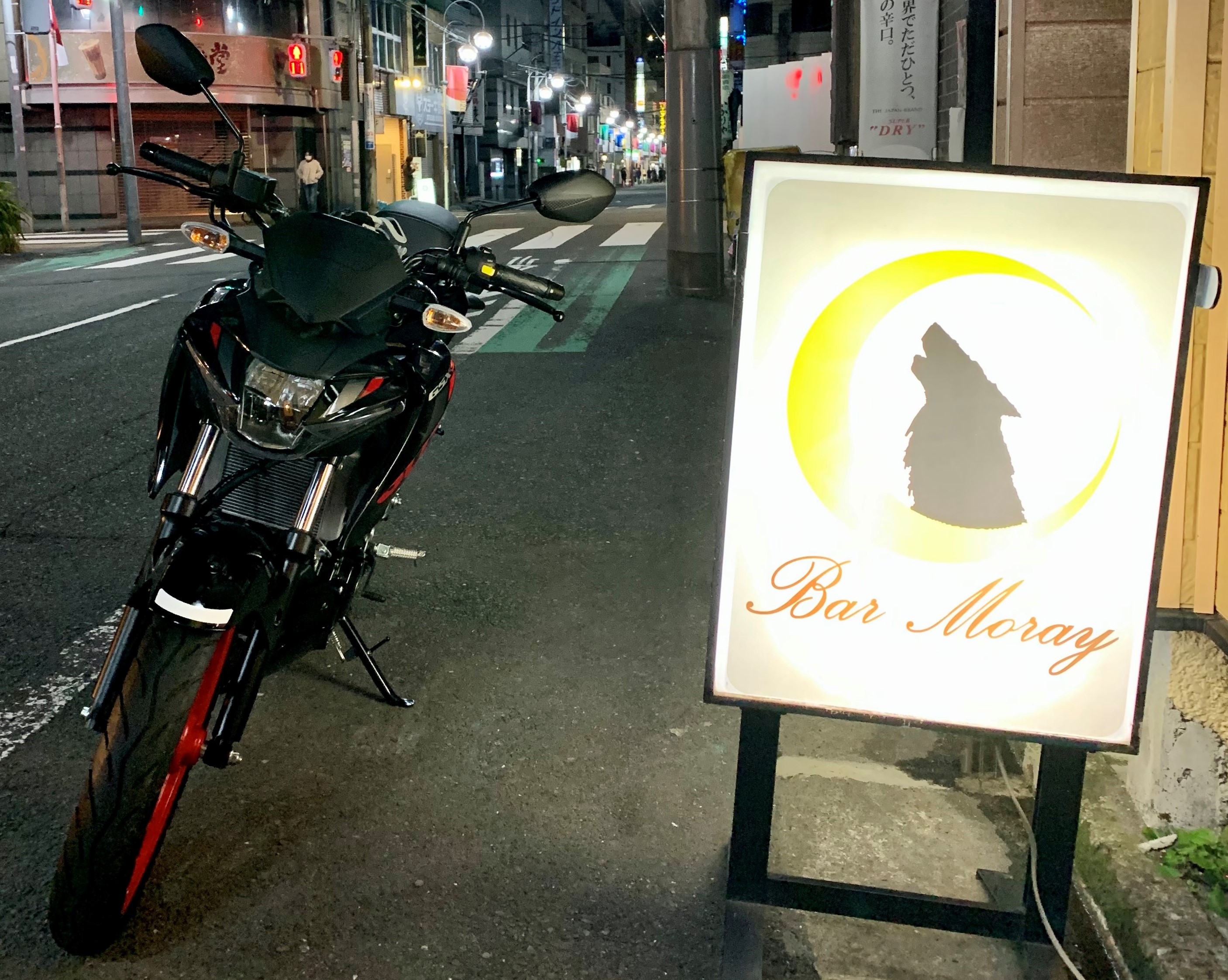 バイクとBar Moray看板